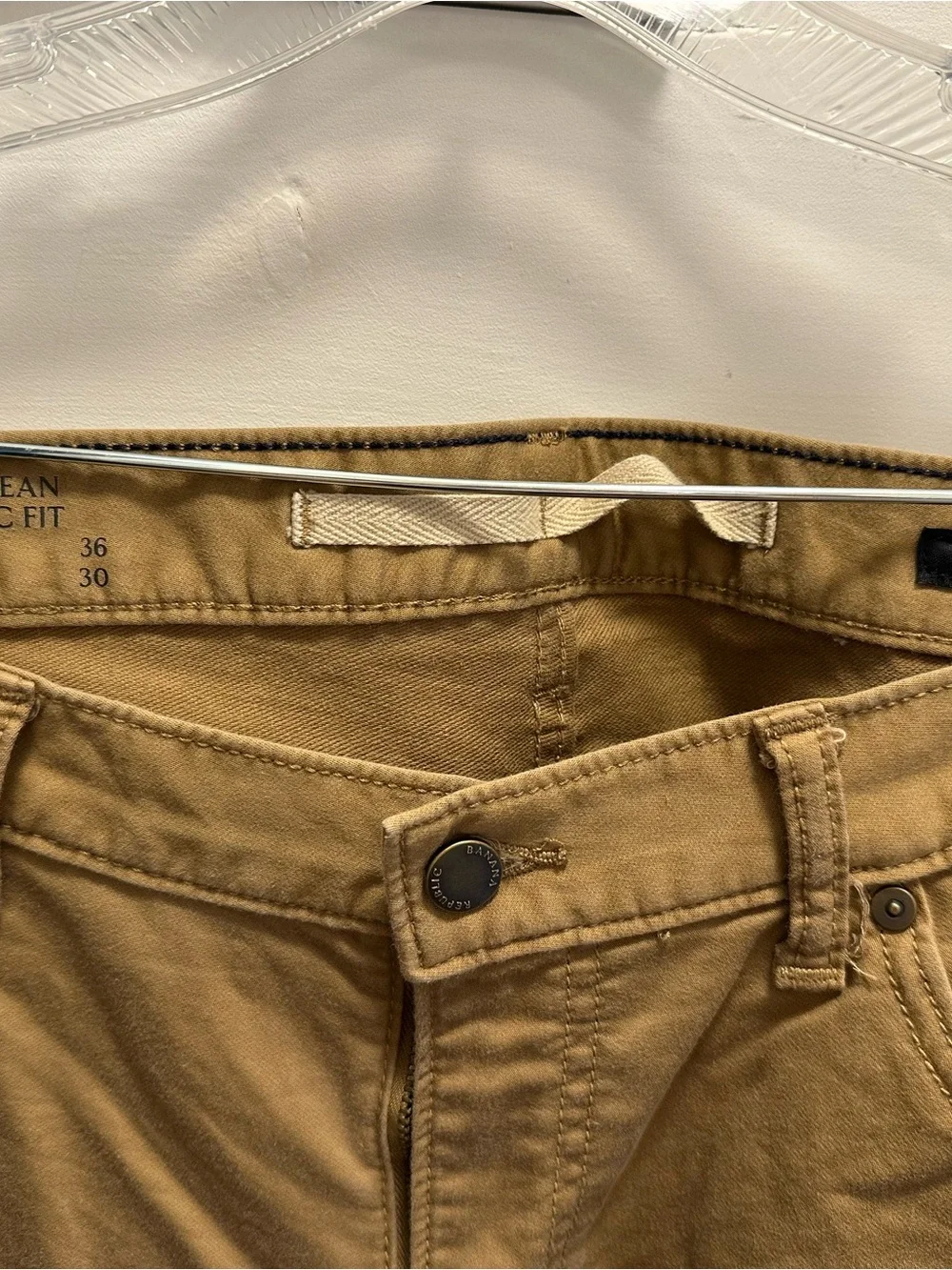 Banana Republic Mens Athletic Travelor Pants in Camel Brown 36x30